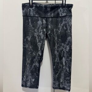 Alo Black & White cropped leggings